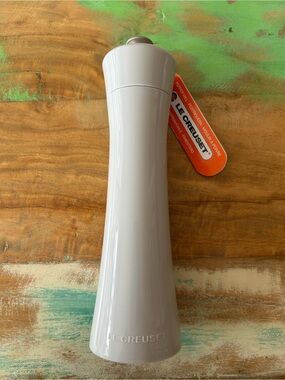 Le Creuset White Pepper Mill - Sleek Grinder